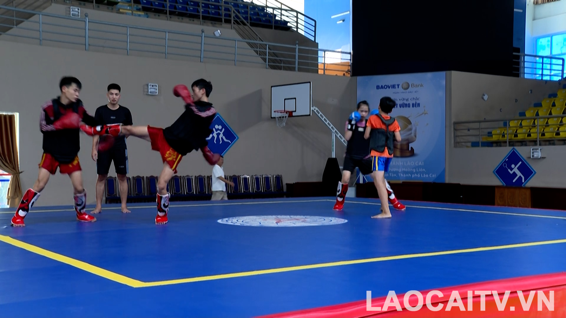Cac van dong vien tap luyen chuan bi cho giai dau sap toi