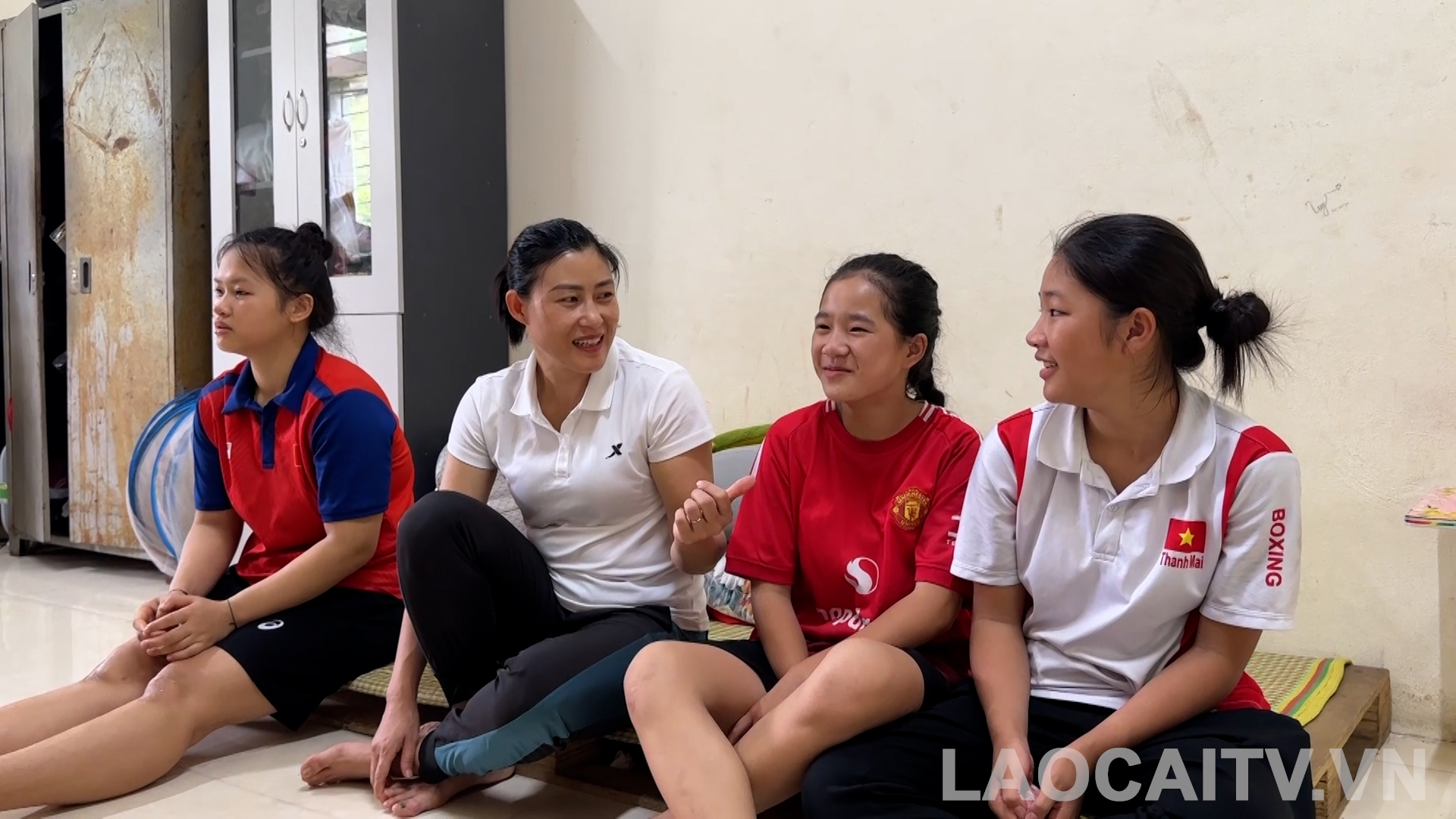 Co Van thuong xuyen dong vien tham hoi cac VDV xa nha
